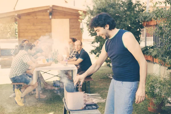 Mens koken van vlees op de barbecue — Stockfoto