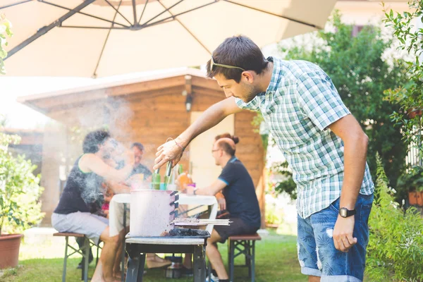 Mens koken van vlees op de barbecue — Stockfoto
