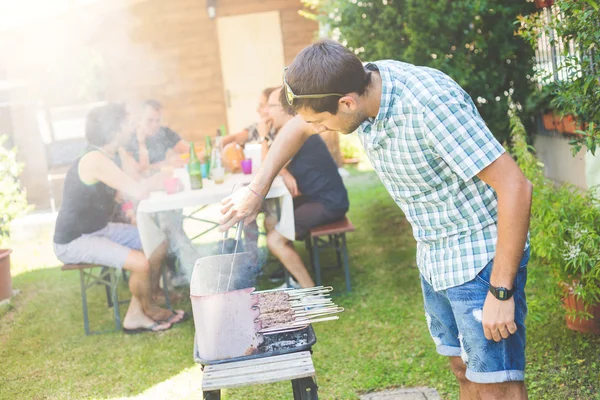 Hombre cocinando carne en la barbacoa — Foto de Stock