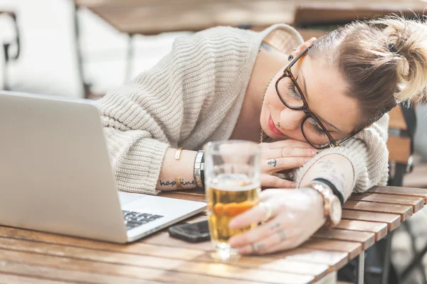 Müdes Mädchen mit Bier und Computer in London — Stockfoto