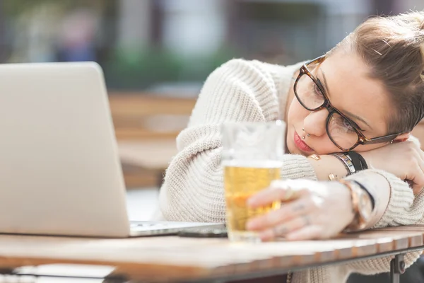 Müdes Mädchen mit Bier und Computer in London — Stockfoto