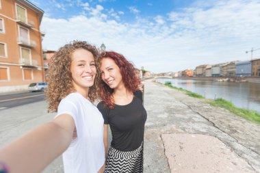 İki kız şehirde bir selfie alarak