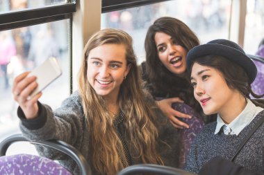Üç womentaking bir selfie otobüste