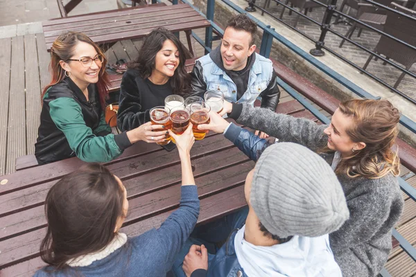 Grupp vänner njuter av en öl på pub i London — Stockfoto