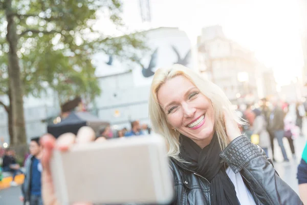 Beautiful woman taking a selfie  in London — Stock Photo, Image