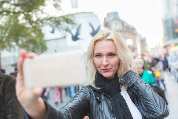 Vacker kvinna med en selfie i London — Stockfoto