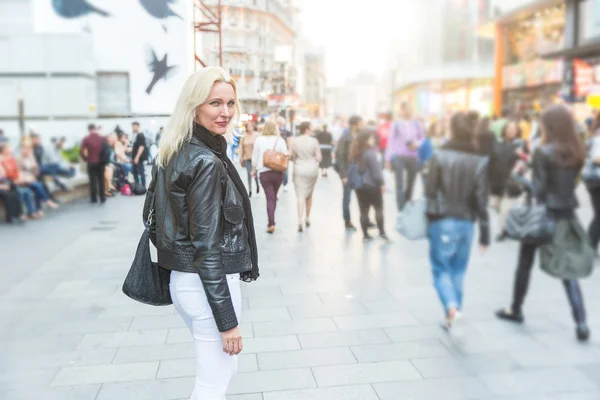 混雑したロンドンの通りで歩いている美しい女性. — ストック写真