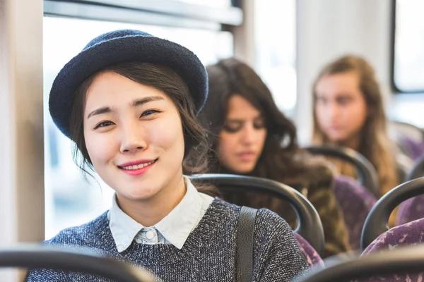 一个亚洲女孩在公交车上的肖像 — 图库照片