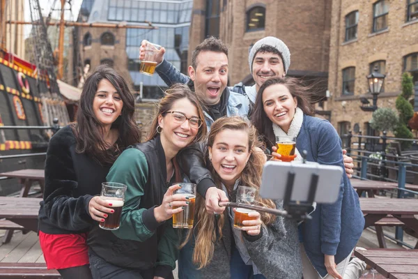 Grupo de amigos tirando uma selfie no pub em Londres — Fotografia de Stock