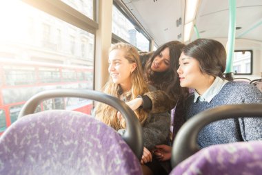 Üç kadın pencereden dışarı bakıyor. otobüs