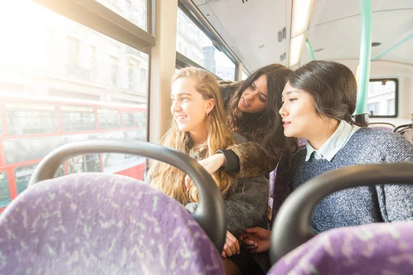 3 人の女性が窓の外見ています。バス — ストック写真