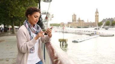 Rahatlatıcı ve müzik Londra bulutlu bir günde karışık ırk kadın