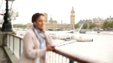 Bulutlu bir günde Londra'da müzik dinleyerek rahatlayın Karışık Yarış kadın