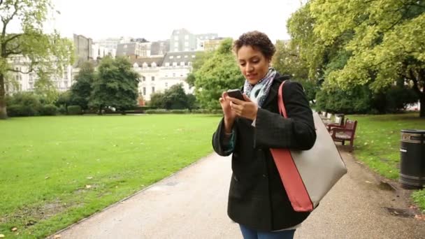 Jeune femme prenant des photos avec téléphone intelligent à Londres — Video