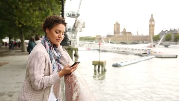 Jovem mulher em relaxar ouvir música em Londres em um dia nublado — Vídeo de Stock