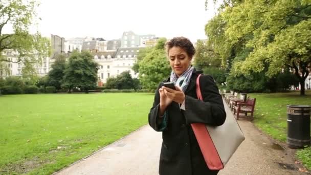 Mujer joven tomando fotos con teléfono inteligente en Londres — Vídeos de Stock