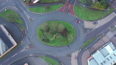 İngiltere 'de yollar ve arabalarla kavşakta uçan trafiğin görüntüsü - ulaşım ve seyahat kavramları, insansız hava aracının yukarıdan aşağıya bakışı