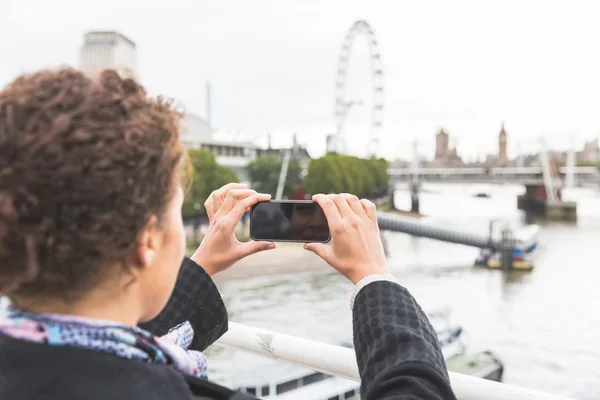 Young woman taking photo of Big Ben in London with her smart pho — Stock Photo, Image