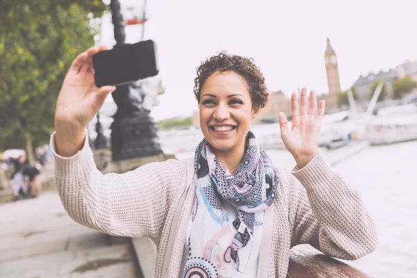 Bela mulher de raça mista tirando uma selfie em Londres — Fotografia de Stock