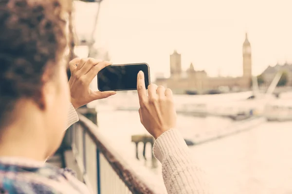 若い女性彼女のスマート フォーでは、ロンドンのビッグベンの写真を撮影 — ストック写真