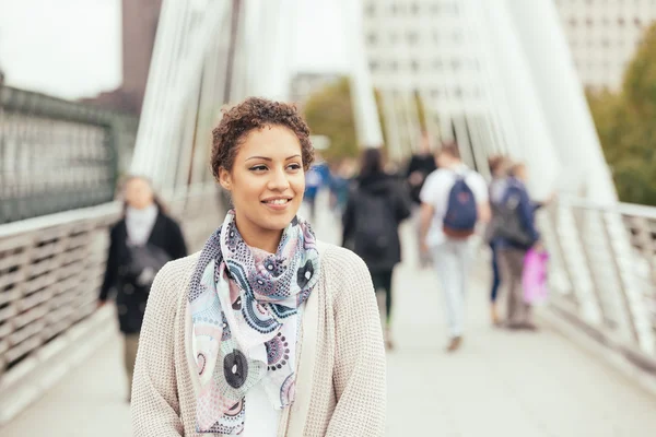 Mladé smíšené rasy žena chůze na mostě v Londýně — Stock fotografie