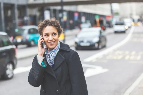 Młoda kobieta rozmawia przez telefon w Londynie. — Zdjęcie stockowe