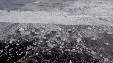 Kıyılarda buzdağı parçalarının bulunduğu siyah kumlu sahil manzarası. Buna elmas plajı da deniyor. Doğa ve seyahat kavramları, güzel İzlanda 'nın varış noktası.