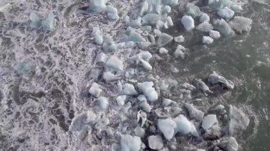 Kıyılarda buzdağı parçalarının bulunduğu siyah kumlu sahil manzarası. Buna elmas plajı da deniyor. Doğa ve seyahat kavramları, güzel İzlanda 'nın varış noktası.