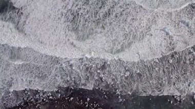 Kıyılarda buzdağı parçalarının bulunduğu siyah kumlu sahil manzarası. Buna elmas plajı da deniyor. Doğa ve seyahat kavramları, güzel İzlanda 'nın varış noktası.