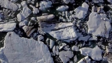 Buzdağı yüzen Jokulsarlon buzulu gölünün ve arka planda dağların havadan görünüşü Vatnajokull bölgesi, doğa ve seyahat kavramlarının insansız hava aracı görüntüsü.