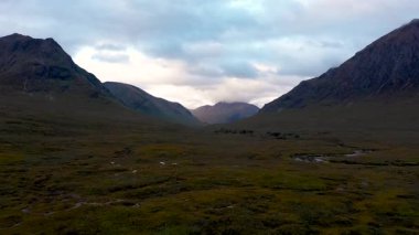 İskoçya 'nın dağlık kesimlerindeki Etive nehri üzerindeki köprü, vadi, dağlar, yollar ve nehir Etive - İskoç dağlarında karamsar hava - güzel manzaranın arka plan hazırlığı