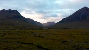 İskoçya 'nın dağlık kesimlerindeki Etive nehri üzerindeki köprü, vadi, dağlar, yollar ve nehir Etive - İskoç dağlarında karamsar hava - güzel manzaranın arka plan hazırlığı
