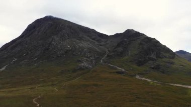 İskoçya 'nın ücra bir köşesindeki bir kulübenin havadan görünüşü - güzel bir bölgede seyahat, doğa ve mimari kavramlar