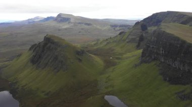Gökyüzü bulutlu bir günde İskoçya 'nın en uzak bölgelerinden birinde bulunan Skye Adası' ndaki sessiz hava aracı manzarası, güzel panorama ve manzaralı doğa ve seyahat kavramları.