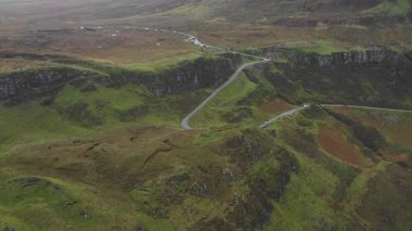 Gökyüzü bulutlu bir günde İskoçya 'nın en uzak bölgelerinden birinde bulunan Skye Adası' ndaki sessiz hava aracı manzarası, güzel panorama ve manzaralı doğa ve seyahat kavramları.