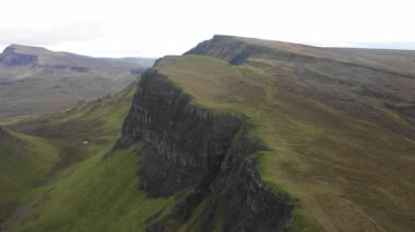 Gökyüzü bulutlu bir günde İskoçya 'nın en uzak bölgelerinden birinde bulunan Skye Adası' ndaki sessiz hava aracı manzarası, güzel panorama ve manzaralı doğa ve seyahat kavramları.
