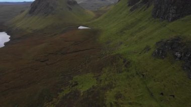 Gökyüzü bulutlu bir günde İskoçya 'nın en uzak bölgelerinden birinde bulunan Skye Adası' ndaki sessiz hava aracı manzarası, güzel panorama ve manzaralı doğa ve seyahat kavramları.