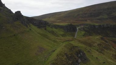 Gökyüzü bulutlu bir günde İskoçya 'nın en uzak bölgelerinden birinde bulunan Skye Adası' ndaki sessiz hava aracı manzarası, güzel panorama ve manzaralı doğa ve seyahat kavramları.