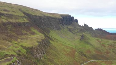 Gökyüzü bulutlu bir günde İskoçya 'nın en uzak bölgelerinden birinde bulunan Skye Adası' ndaki sessiz hava aracı manzarası, güzel panorama ve manzaralı doğa ve seyahat kavramları.