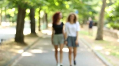 Yürüyüş ve Parkı'nda gülüyor iki güzel kız