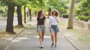 Yürüyüş ve Parkı'nda gülüyor iki güzel kız