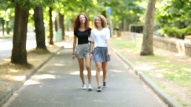 Yürüyüş ve Parkı'nda gülüyor iki güzel kız