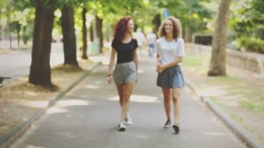 Yürüyüş ve Parkı'nda gülüyor iki güzel kız