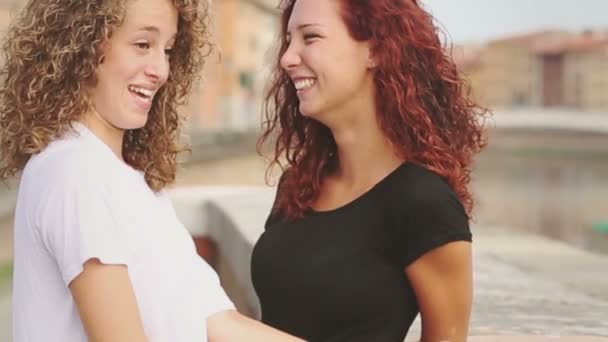 Duas meninas conversando e rindo juntas ao ar livre — Vídeo de Stock