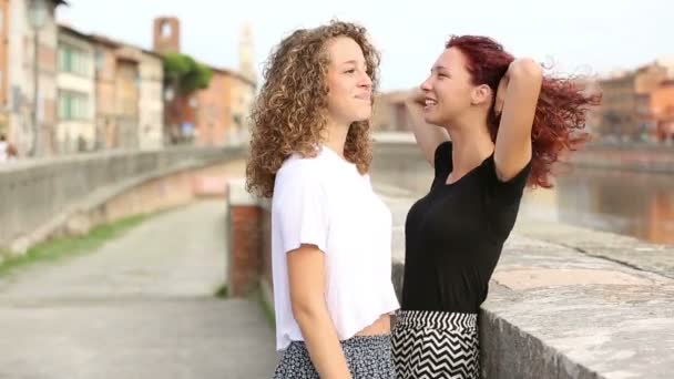 Duas meninas conversando e rindo juntas ao ar livre — Vídeo de Stock