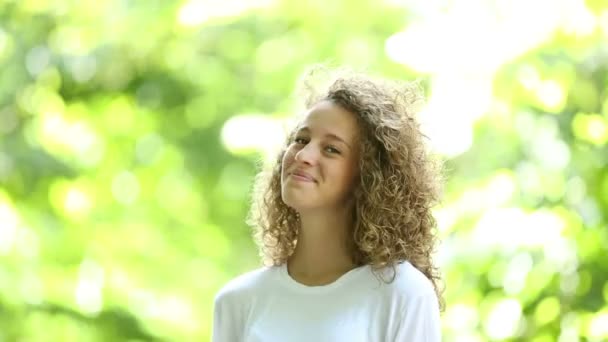 Sorrindo loira menina vídeo retrato no parque — Vídeo de Stock