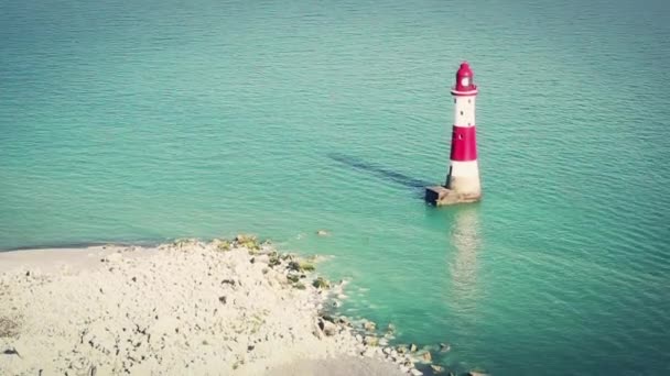 Маяк и море на юге Англии — стоковое видео