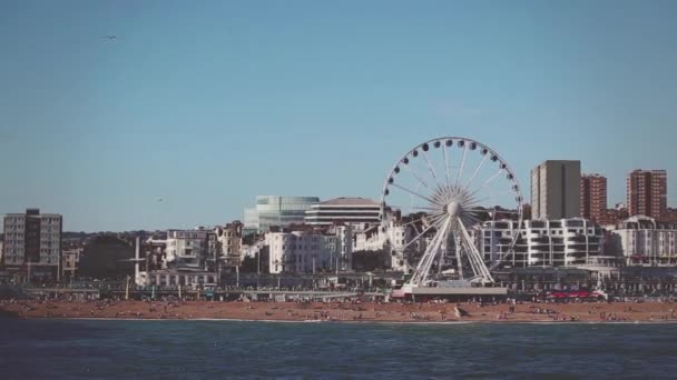 Spiaggia di Brighton con ruota panoramica — Video Stock