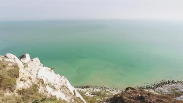 Маяк и море на юге Англии — стоковое видео