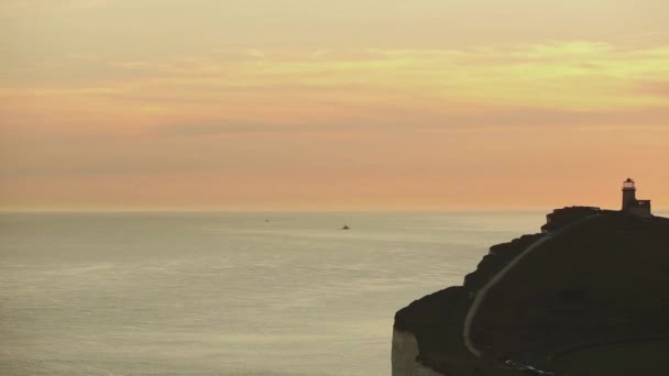 Vista panorámica de los acantilados de Seven Sisters al atardecer — Vídeos de Stock